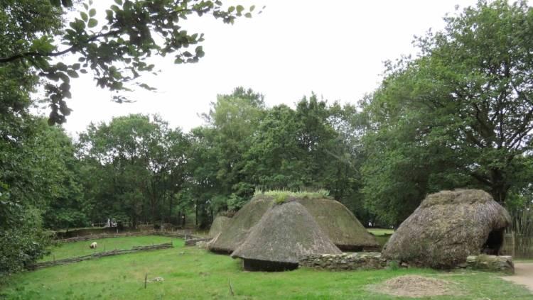 La révolution néolithique. Labourage et paturage. Village de Melrand.(56)
