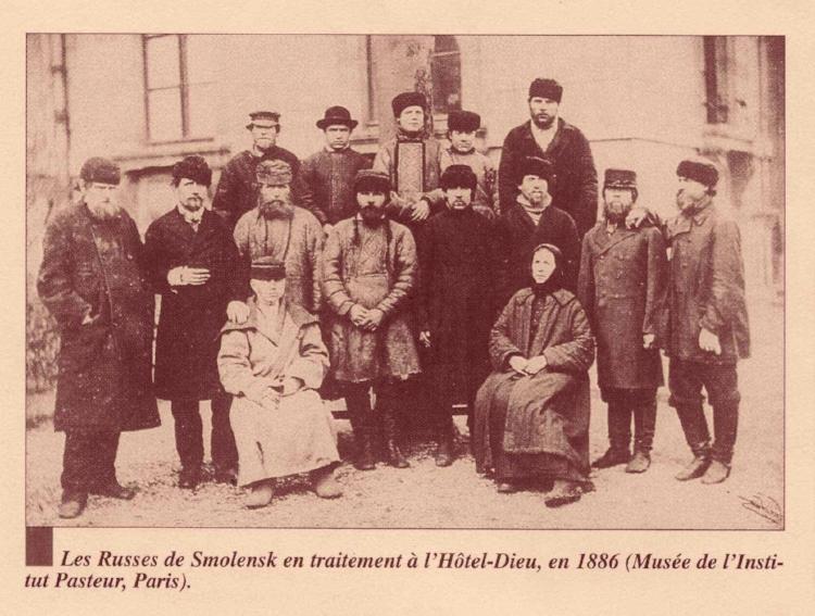 Jamais à cette époque ne se répandit plus vite une information, cette formidable nouvelle d'un traitement de la rage, dans le monde entier. Des malades mordus affluèrent à Paris, de tous pays, pour profiter de la vaccination curative de monsieu…